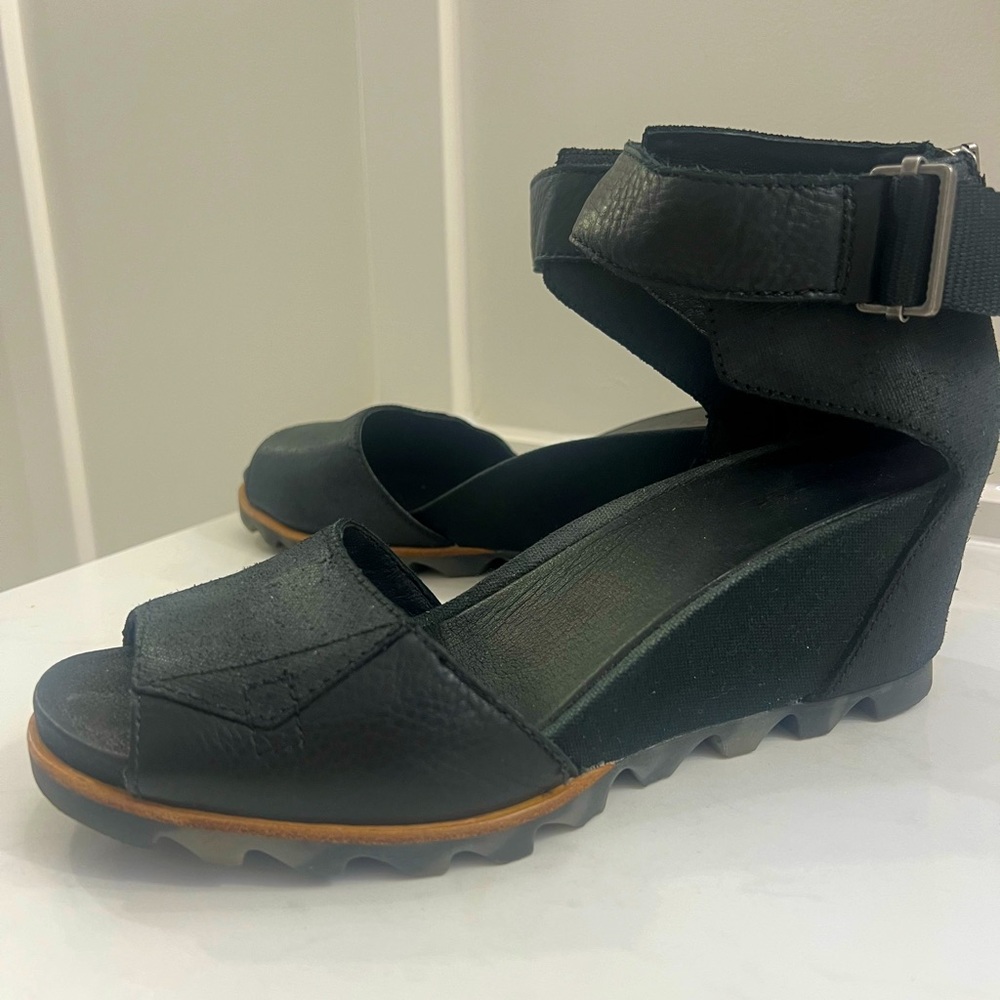 Sorel Black Wedge Bootie, like new, Size 11